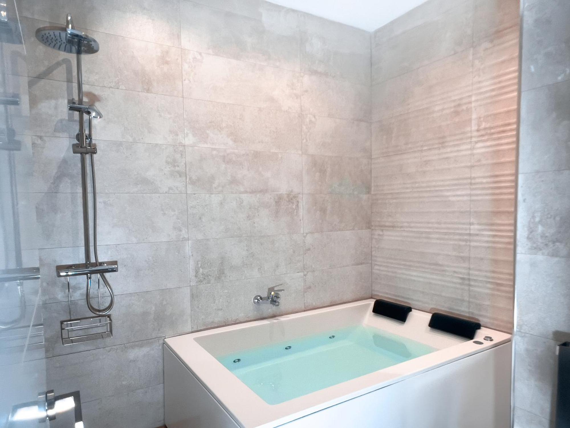 Acogedor Estudio En Triana Con Jacuzzi Y Wifi Sevilla Eksteriør billede