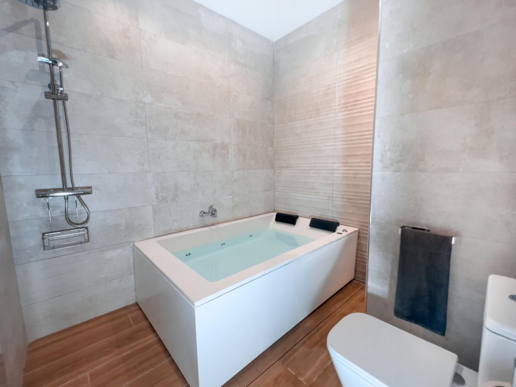 Acogedor Estudio En Triana Con Jacuzzi Y Wifi Sevilla Eksteriør billede